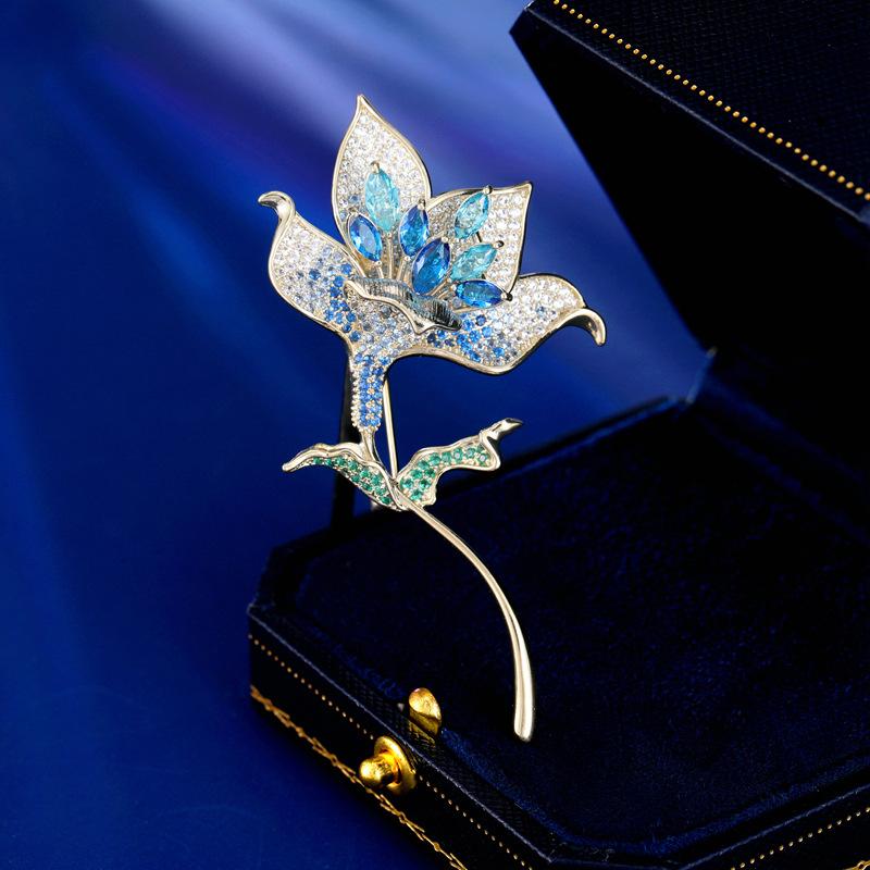 ブローチ レディース 女性用 秋冬 金色 高級感 エレガント 銅製 ジルコニア ユリ 花モチーフ アウター コート 固定用ピン