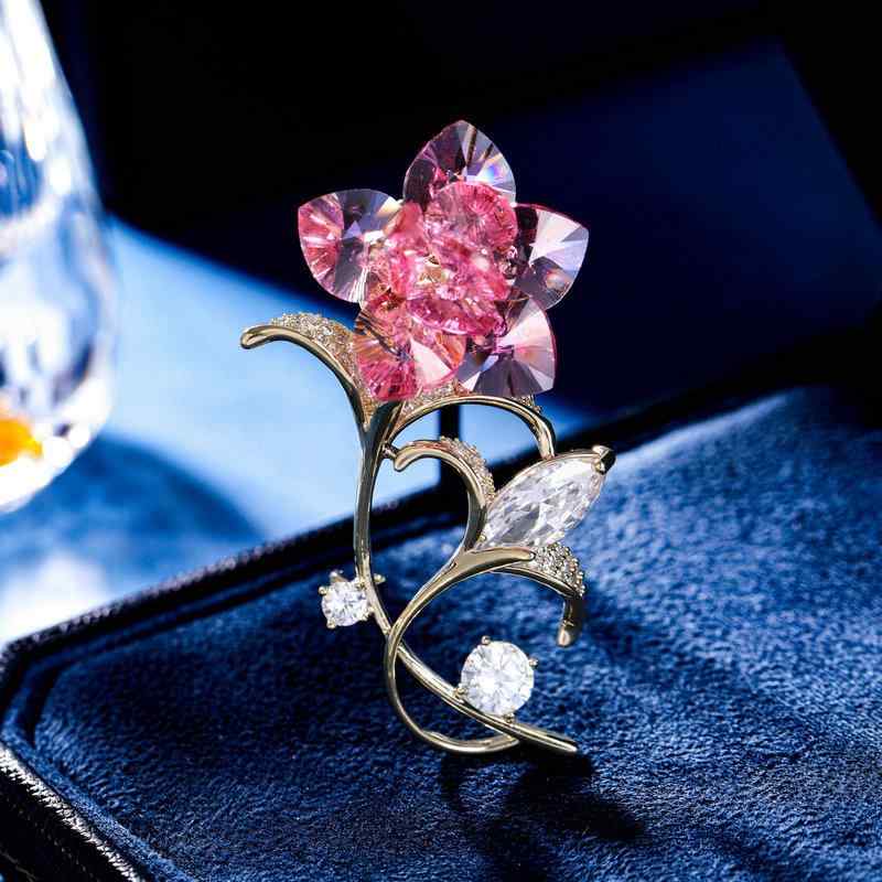 ブローチ レディース 多機能 胸元隠し 露出防止 2way エレガント 上品 高級感 クリスタル フラワー 花 銅製 ピンク 秋冬 コート アウター ドレス フ...