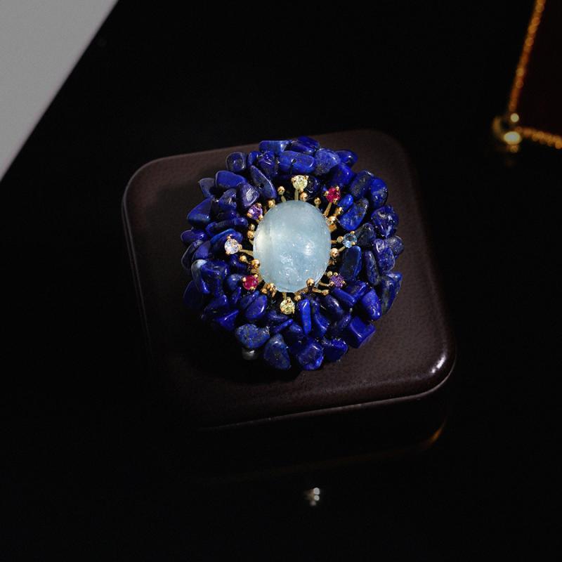 ブローチ 男女兼用 ラピスラズリ 高級感あふれる 個性的デザイン 精巧 エレガント ジャケット コート ドレス 銅製 金メッキ 電気メッキ加工 フォーマル カジュアル 結婚式 パーティー おしゃれ 大人 プレゼント ギフト アクセサリー