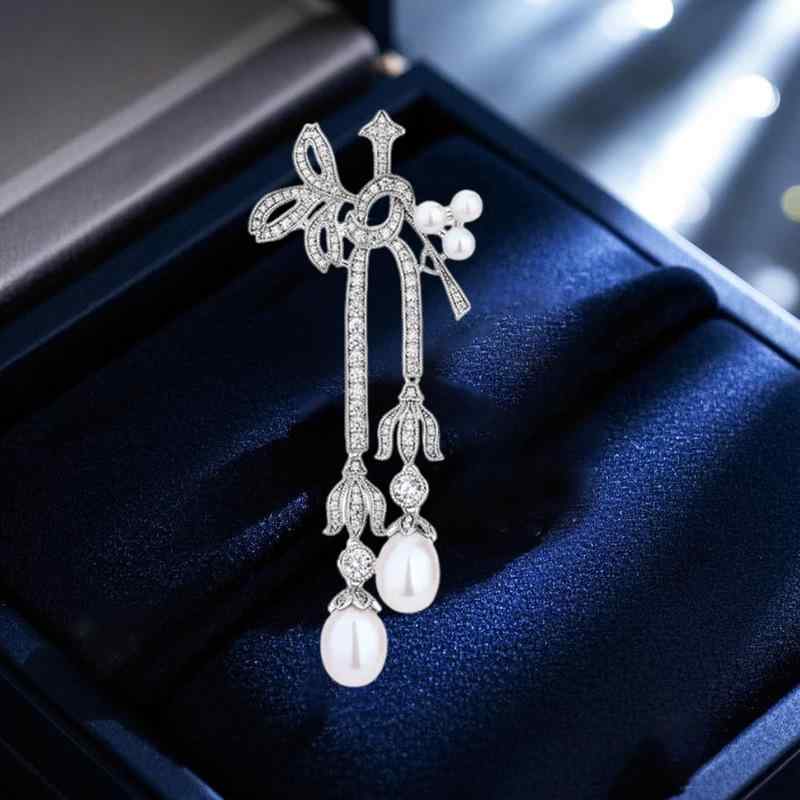 ブローチ レディース レトロ マイクロパヴェセッティング ジルコニア 淡水パール タッセル リボン ユニ..