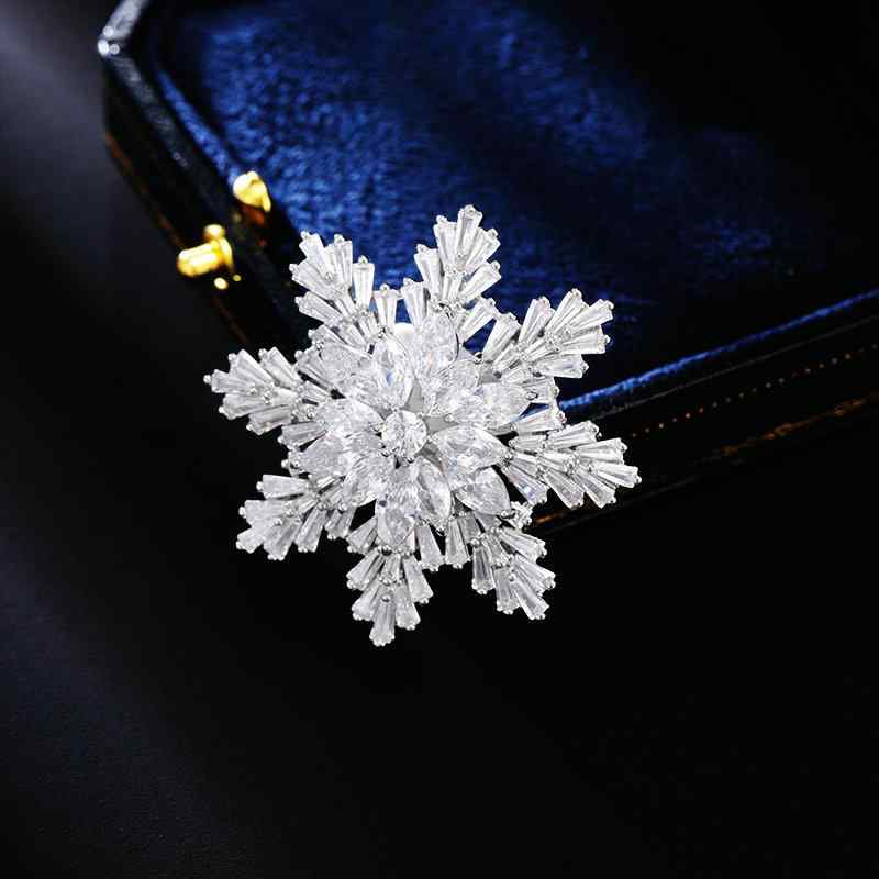 ブローチ レディース 高級感 雪の結晶 マイクロパヴェ ジルコニア 繊細 エレガント ユニーク コート用 ずり落ち防止 固定 多機能 銅製 シルバー 電気メッキ...