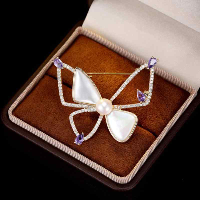 ブローチ レディース 高級感 立体 透かしデザイン 淡水パール 蝶モチーフ 個性的 襟元固定 アウター カ..