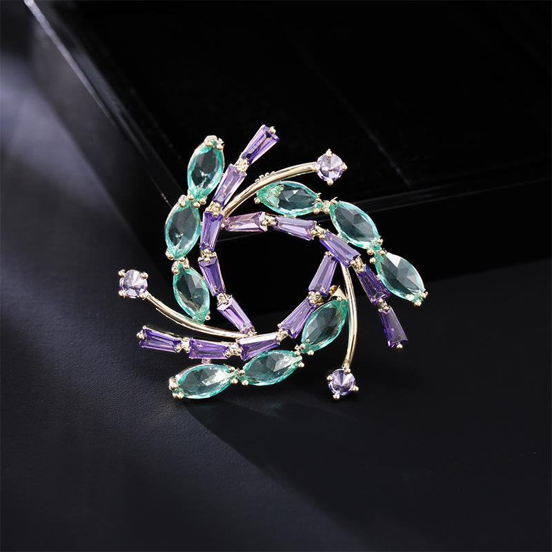 ブローチ レディース フレンチスタイル 幾何学 透かし彫り 高級感 ジルコニア埋め込み 電気メッキ エレガント おしゃれ マルチユース アクセサリー アウター ...