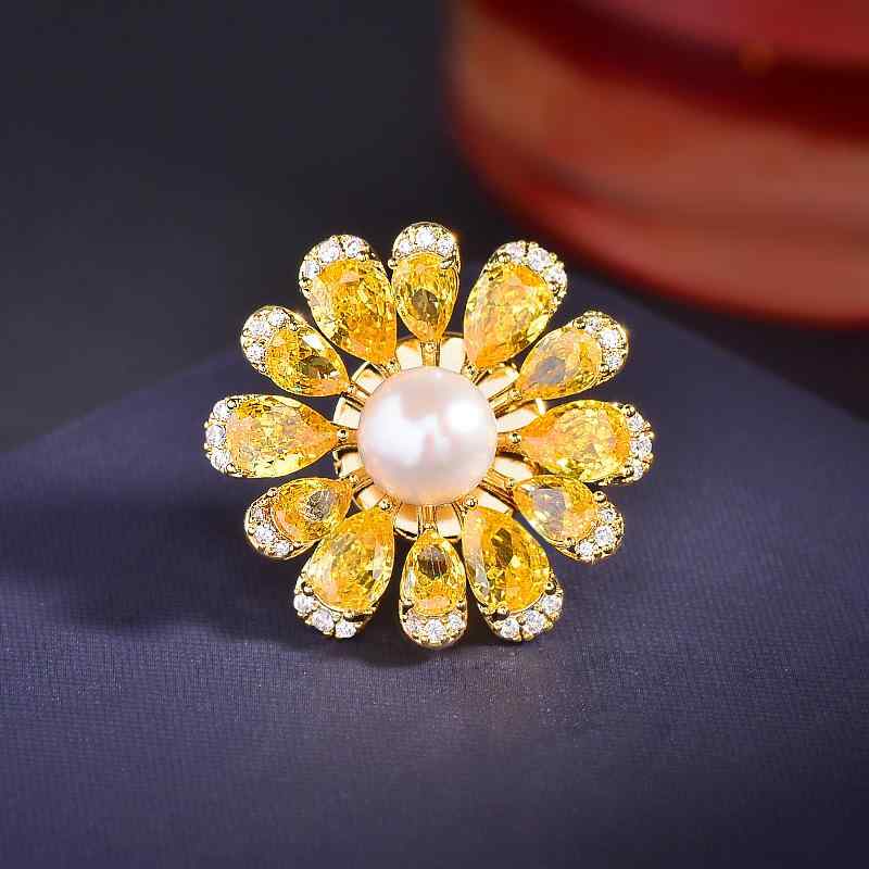 ブローチ レディース 黄色 ひまわり 花 マグネット式 跡がつかない 淡水パール ジルコニア装飾 高級感 エレガント 上品 ファッション 通勤 春夏 銅製 電気...