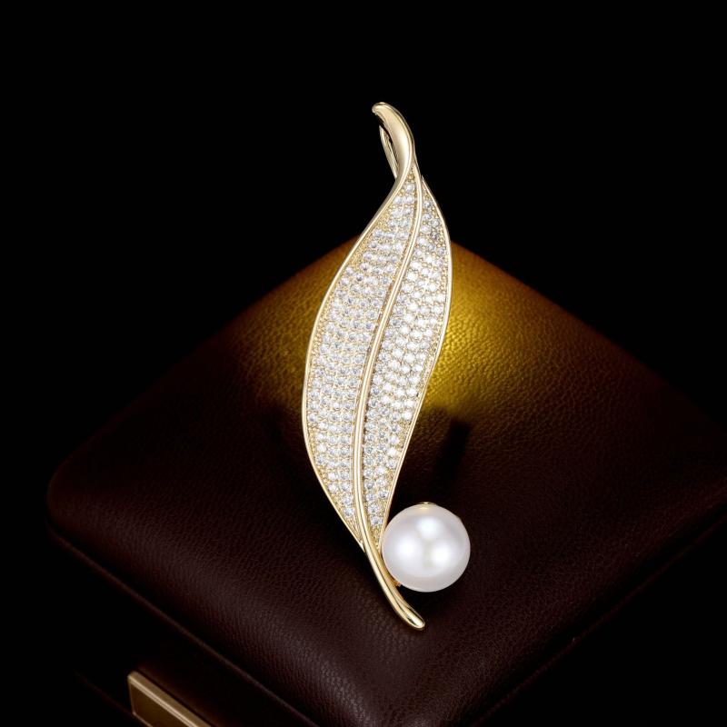 ブローチ レディース 高級感 銅製 電気メッキ加工 天然淡水パール ジルコニア 葉モチーフ 金色 マイクロセッティング フォーマル 結婚式 パーティー 入学式 卒業式 通勤 オフィス スーツ ジャケット コサージュ