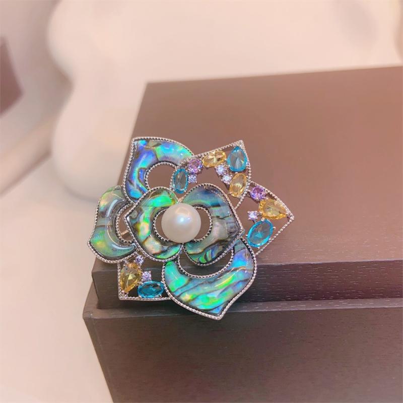 ブローチ レディース 高級感 ファッション 通勤 アワビ貝 カメリア フラワーモチーフ 銅製 パール加工 コート スーツ エレガント おしゃれ アクセサリー ピン(4)
