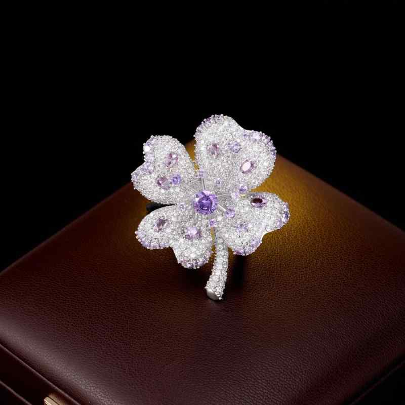 ブローチ レディース 高級感 エレガント 上品 高見え ジルコニア クローバー 電気メッキ加工 多用途 コート スーツ フォーマル パーティー セレモニー