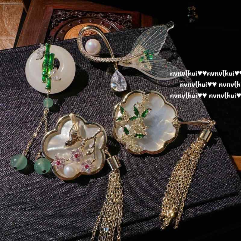 ブローチ レディース ライチカラー ホワイトカルセドニー 平安モチーフ きらめく ジルコニア マザーオ..