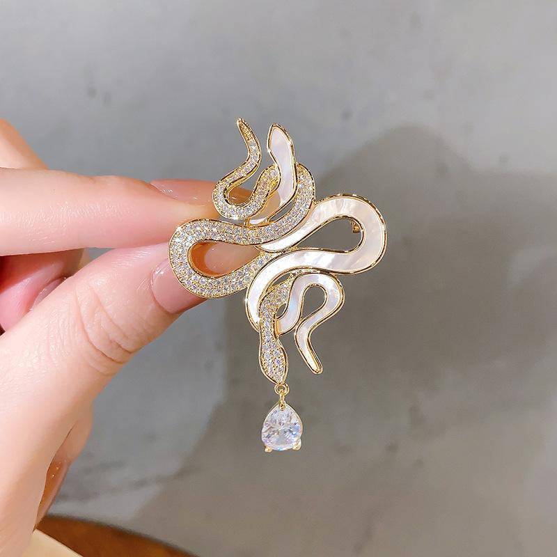 ブローチ レディース マザーオブパール スネークモチーフ エナメル加工 ライトラグジュアリー 個性的デザイン エレガント 韓国風 スーツ フォーマル ラペルピン アクセサリー