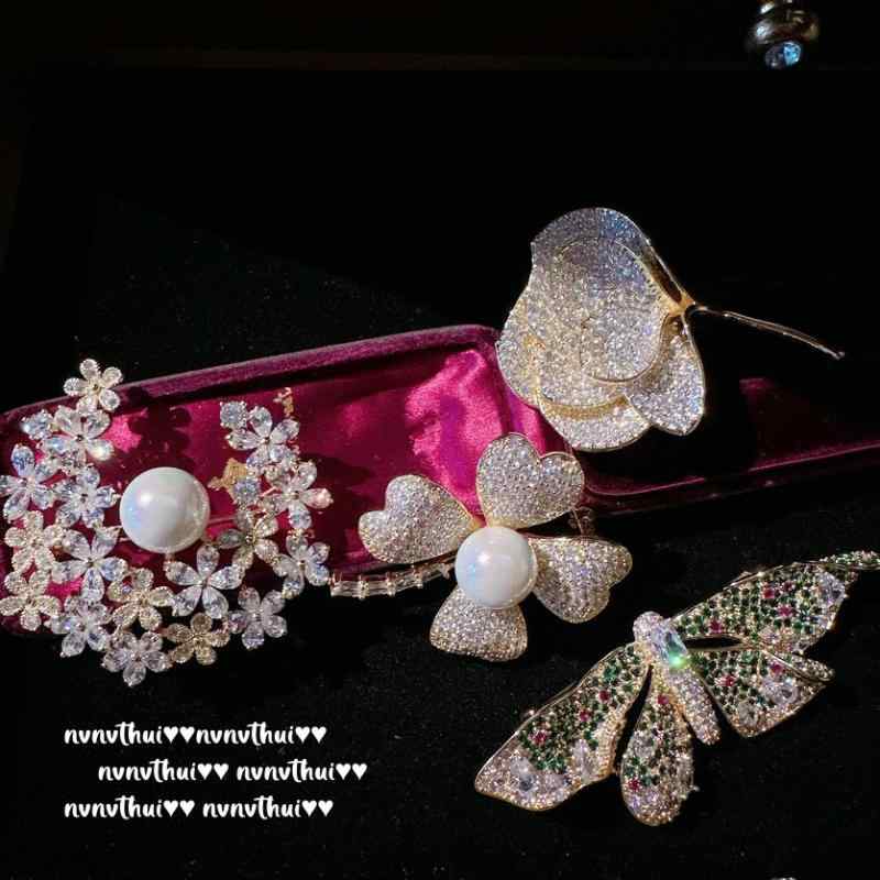 ブローチ レディース 18金メッキ 孔雀グリーン パール ジルコニア 花モチーフ 蝶 マルチカラー宝石 フ..