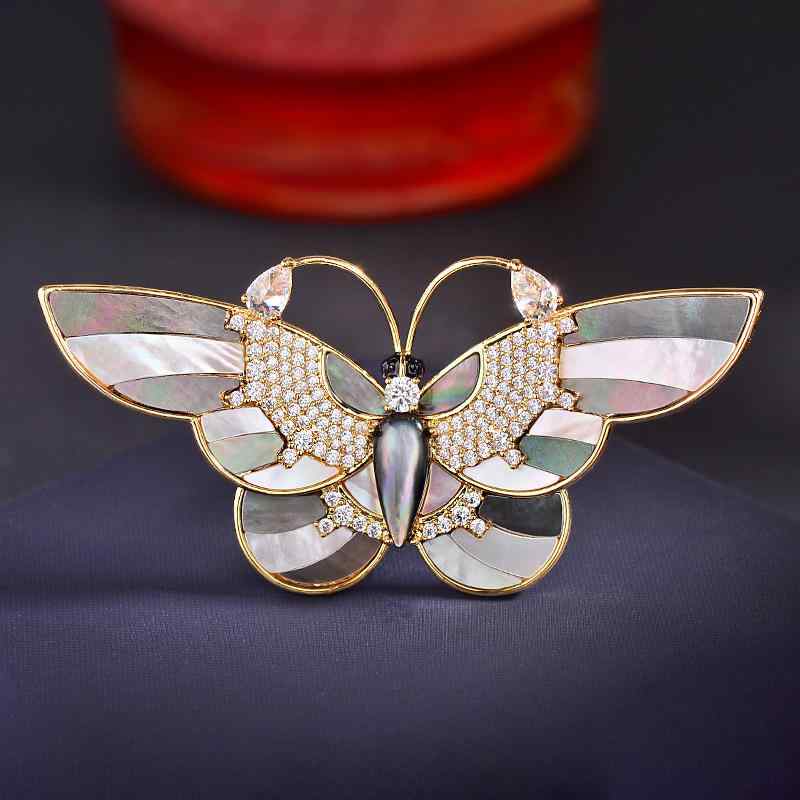 胸針 レディース 個性的 高級感 貝殻 蝶モチーフ ゴールド ジルコニア マイクロセッティング 繊細なデザイン 銅製 電鍍加工 上品 エレガント ギフト プレゼント(4)