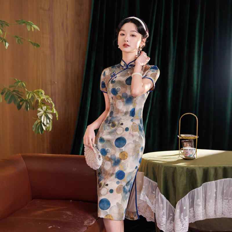 チャイナドレス レディース スリムフィット 伸縮性あり スタイルアップ ミドル丈 半袖 スタンドカラー 斜め襟 ドット柄 スリット入り 上品 エレガント 通勤スタイル レトロ 民国風 提花織り シルク調 春夏(4)
