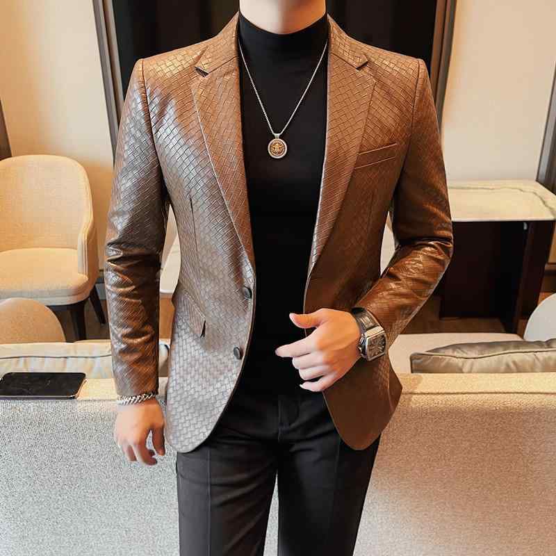 ・カテゴリ: カジュアルジャケット・スタイル: ライトビジネス・性別: メンズ・柄: 無地・襟: テーラードカラー・フィット: スリム・前立て: シングルブレスト2つボタン・袖丈: 長袖・着丈: レギュラー・ベント: センターベント・ポケット: フラップポケット・裾デザイン: ラウンドヘム・デザインディテール: ボタン装飾・主な素材: ポリエステル100%・裏地: ポリエステル・加工: ノーアイロン・機能: 高い色堅牢度・着用シーン: カジュアル・カラー展開: ブラック、コーヒー・サイズ展開: M、L、XL、XXL、3XL、4XL