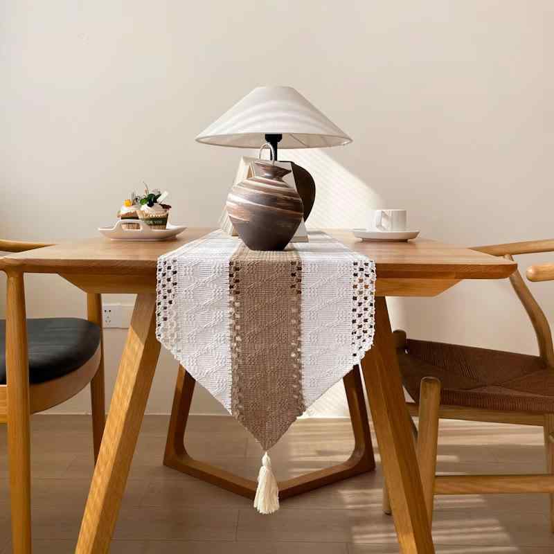 テーブルランナー 高級感 モダン シンプル 滑り止め 耐熱断熱 レトロ調 ウッド調 タッセル付き ポインテッドエンド 透かし編み コットンリネン 長方形 ダイニングテーブルクロス