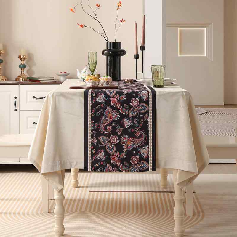テーブルランナー 防水 防油 はっ水加工 高級感 モダン 上品 黒地 蝶々柄 花柄 バタフライ柄 ポリエステル製 ダイニング 食卓 リビング インテリア 長方形