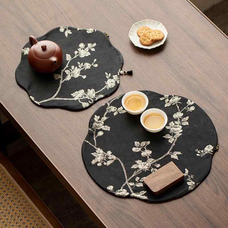 茶席 侘寂風 乾泡用 新中式 禅意 モダン 高級感 梅花柄 錦織 布製 耐熱 多機能 テーブルランナー ポットマット カップマット 茶巾 リビング インテリア