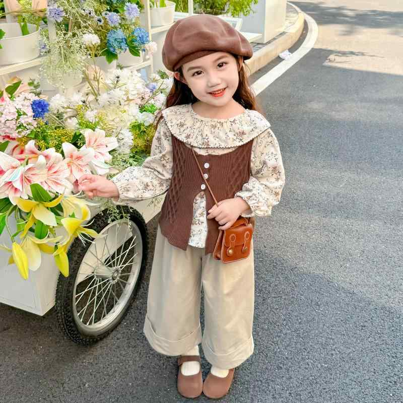 ・カテゴリ: キッズセットアップ・スタイル: 韓国風・性別: 女児・対象年齢: 3〜8歳・セットアップ種類: パンツセット・セットアップ点数: 3点セット・主な素材: ポリエステル85%、綿15%・袖丈: 長袖・パンツ丈: ロング丈・生地加工: 柔軟加工・厚さ: 普通・デザイン要素: キュート・開閉タイプ: プルオーバー・カラー展開: カフェラテ、ベージュ・対応身長: 90cm、100cm、110cm、120cm、130cm、140cm