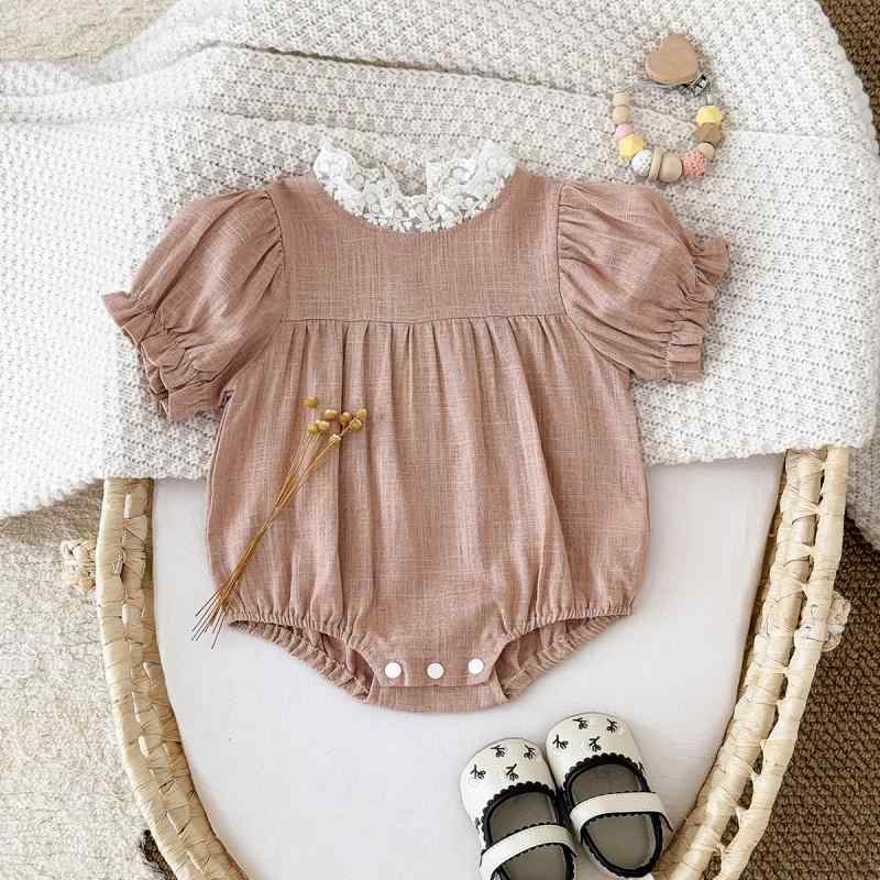 ベビー 女の子 ロンパース カバーオール 春夏 薄手 軽量 再生繊維 ニット素材 半袖 パフスリーブ レース襟 ドール風デザイン シームレス加工 レトロ 森ガール プリンセス風 ローズ色