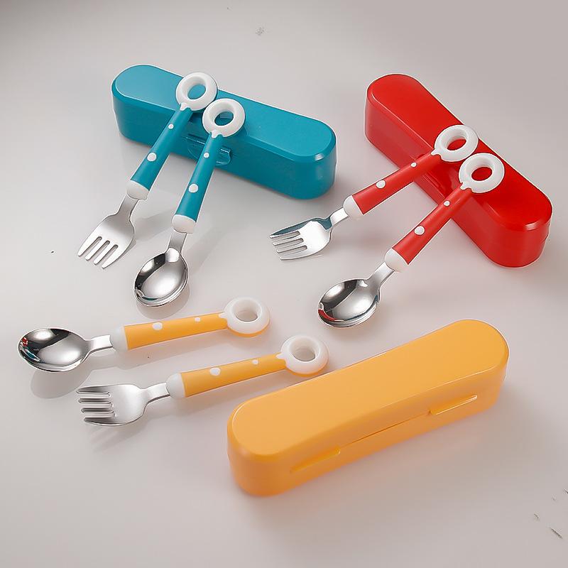 ・カテゴリ: 子供用フォーク、スプーン・素材: ステンレス・対象年齢: 3ヶ月以上・セット内容: 2点セット・カラー展開: レッド、ブルー、オレンジ・スタイル: フレッシュ、キュート