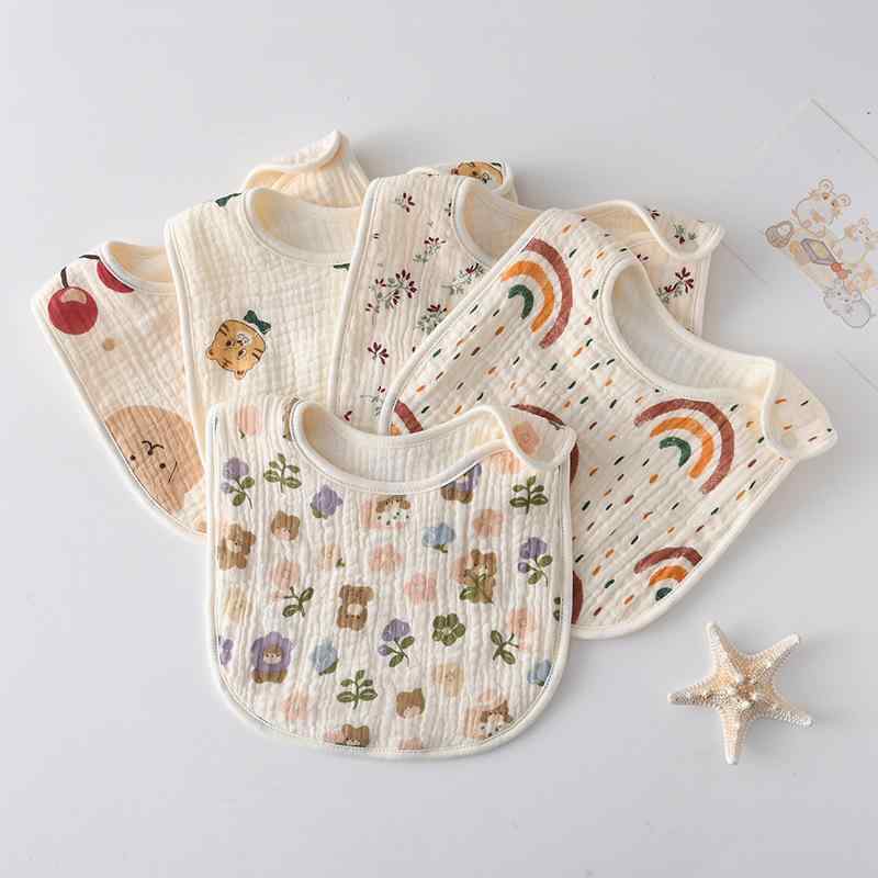 ・カテゴリ: よだれかけ・性別: ユニセックス・主な素材: 綿100%・カラー展開: レモン柄、建設車両柄、きのこウサギ柄、ハート柄、ガーデンベア柄、葉と果実柄、総柄パンダ、大きな水玉、宇宙動物柄、ブラウンヒョウ柄、ピンク小花柄、ベージュ地ピーチハート、惑星ベア柄、かわいい恐竜柄、ブラウンレインボー、ガーデンピンクうさぎ柄、チェリーうさぎ柄、小さなピンクうさぎ柄、ピンクローズ柄、星空アライグマ柄、韓国風クマ柄、小さなトラ柄、油絵風レインボー、テディベア柄、長耳うさぎ柄、青クマ柄、恐竜イラスト、小さなチェリー柄、山野のバラ柄、蝶ネクタイトラ柄、水草の花束柄、雨粒レインボー、ベージュ地黄オレンジ、ピンク蝶ネクタイ柄、イチゴと花柄、青タンポポ柄、ロマンチック小花柄、宇宙グマ柄、カラフル恐竜柄、ロケット飛行機柄、アルファベット猫柄、白地かわいいウサギ柄、ローズピンク、ダックグリーン、紫、サクラピンク、ミルクホワイト、レッドブラウン、淡い黄色、ブラウン、ライトブルー、グレー、コリアンピンク、ターメリック、カーキ、黄緑、ベージュ、ピーコックブルー、ピーチピンク、デニムブルー、くすみピンク、ダークグリーン、レンガ色、ライトピンク、グレープパープル、白、スカイブルー、グレージュ、グラスグリーン、ブラックグレー、クリームベージュ、濃い青、白い人形柄、黄色い人形柄、青い人形柄、ピンクの人形柄、濃い青の星柄、紫小花柄、黄色小花柄、赤い水玉、ピンク水玉、緑ストライプ、赤ストライプ、百花繚乱柄、鳥と花柄、彩雲月柄、珠聯璧合柄、花柄チェック、北欧風緑ストライプ、北欧風黄ストライプ、ピンクの森柄・安全基準: Aクラス・対象年齢: 乳幼児（1～3歳、身長80～100cm）