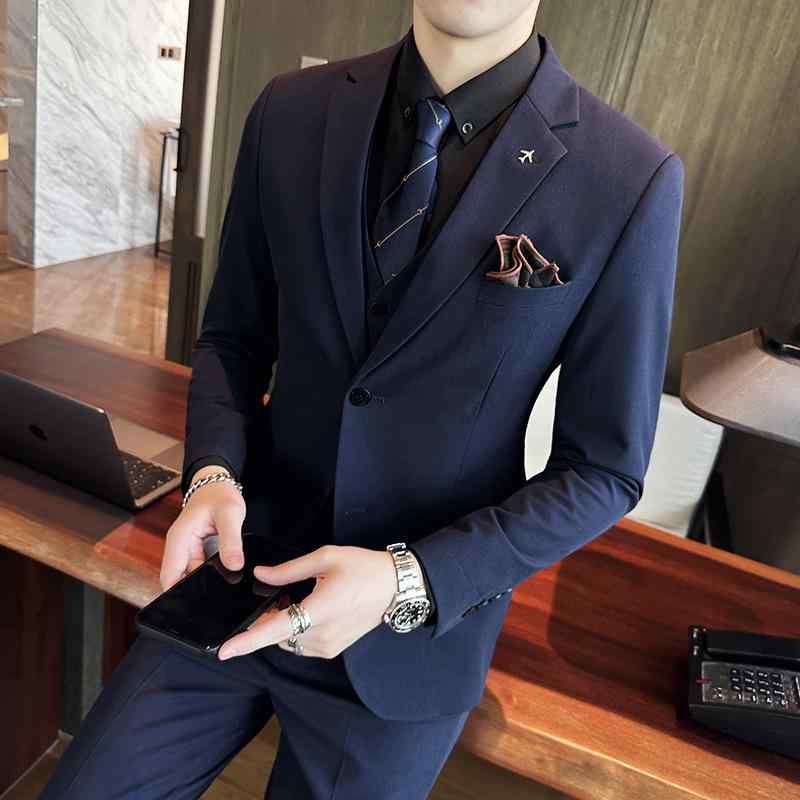 ・機能: アイロン不要・シルエット: スリムフィット・襟元: ノッチドラペル・前立て: シングルブレスト2つボタン・生地: 化学繊維混紡・主な素材: ポリエステル67%・裏地: ポリエステル・着用シーン: 結婚式・デザイン詳細: ボタン装飾・スタイル: ビジネスフォーマル・袖丈: 長袖・着丈: 標準・柄: 無地・裾デザイン: ラウンドヘム・カラー: ダークネイビー・サイズ展開: S, M, XL, XXL・スリット: センターベント・性別: 男性・カテゴリ: スーツ