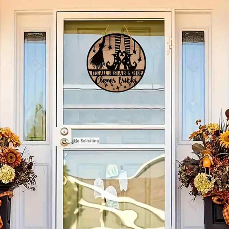吊り下げ飾り ハロウィン 魔法使い 魔女のほうき アクリル製 かわいい コミカルなプリント 円盤型 屋外 玄関 ポーチ 窓辺 デコレーション オブジェ(x2)