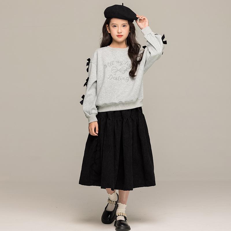 Rakuten - キッズ 女の子 スウェット セットアップ カジュアル リボン 長袖 トップス スカート 2点セット 厚手 プルオーバー 綿混 英字プリント 柔らかな肌触り ジュニア 小学生 春秋 杢グレー ブラック