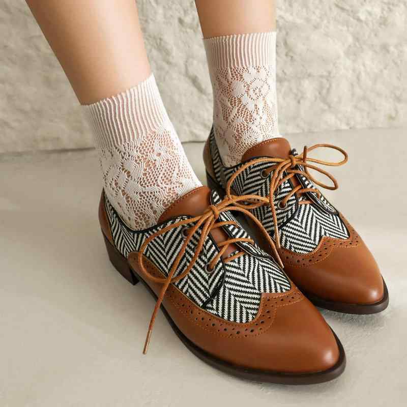 パンプス レディース 英国風 レトロ 彫刻風 ブローグシューズ レースアップ 浅口 ポインテッドトゥ チャンキーヒール ローヒール PUレザー 合成皮革 オールシーズン 通勤 オフィス デイリーユース