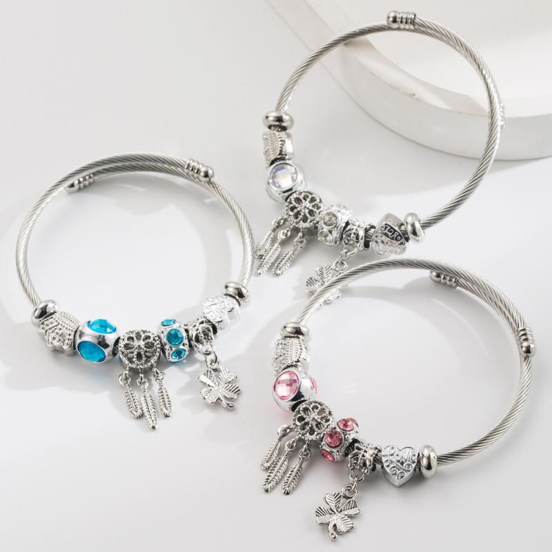 ブレスレット レディース サージカルステンレス チタン製 サイズ調整可能 透かし細工 ハート 四つ葉のクローバー チャーム 電気メッキ加工 個性的な インスタイル ブルー ピンク ホワイト