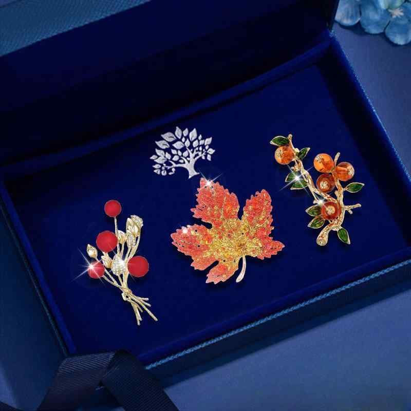 ブローチ レディース 胸元留め スカーフ留め ストール留め 楓葉 リーフモチーフ 高級感 軽やか レトロ クラシック スーツ ジャケット 襟元 おしゃれ アクセサリー プレゼント ギフト 合金製 電気メッキ加工