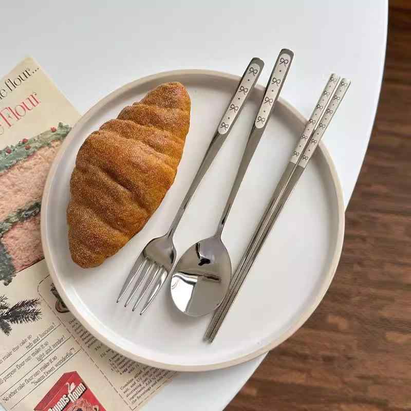 2個セット・カテゴリ: カトラリーセット・スタイル: シンプル、ナチュラル、キュート・素材: 304ステンレス・加工: 鏡面仕上げ・柄: 蝶々結び・おすすめシーン: オフィス、外出、旅行・ラインナップ: 蝶々結びスプーン、蝶々結びフォーク、蝶々結び箸、スプーン・箸・ケースセット、スプーン・フォーク・箸・ケースセット、ケース単体（内寸約23cm）