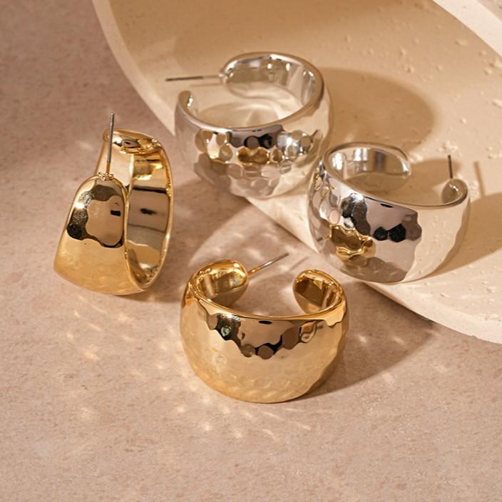 ピアス レディース 欧米風 大ぶり メタリック感 幅広 C字型 フープピアス 個性的 モード系 高級感 幾何学デザイン 合金製 電気メッキ ゴールド シルバー(4)