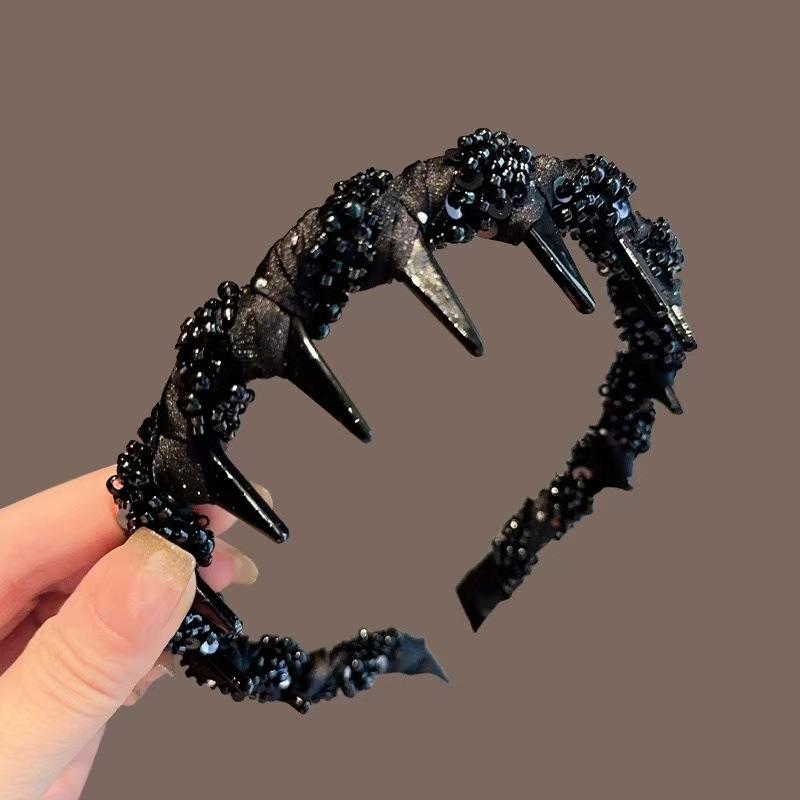 カチューシャ レディース 高級感 ラインストーン ビーズ 小顔効果 波型 滑り止め付き ハンドメイド 黒 ..