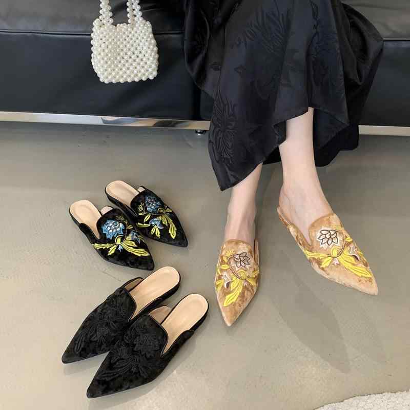 ・カテゴリ: ミュール・スタイル: 欧米風・デザイン要素: 花柄・アッパー素材: スエード・ソール素材: ゴム・柄: 無地・インナー素材: フェイクレザー・適用シーン: デイリー・製法: 接着・機能: 軽量・総重量: 約700g・カラー展開: ブラック、ブルー、ライトブラウン・サイズ展開: 35、36、37、38、39、40・開閉方式: スリッポン・ヒールタイプ: フラット・ソール厚: 約0〜3cm