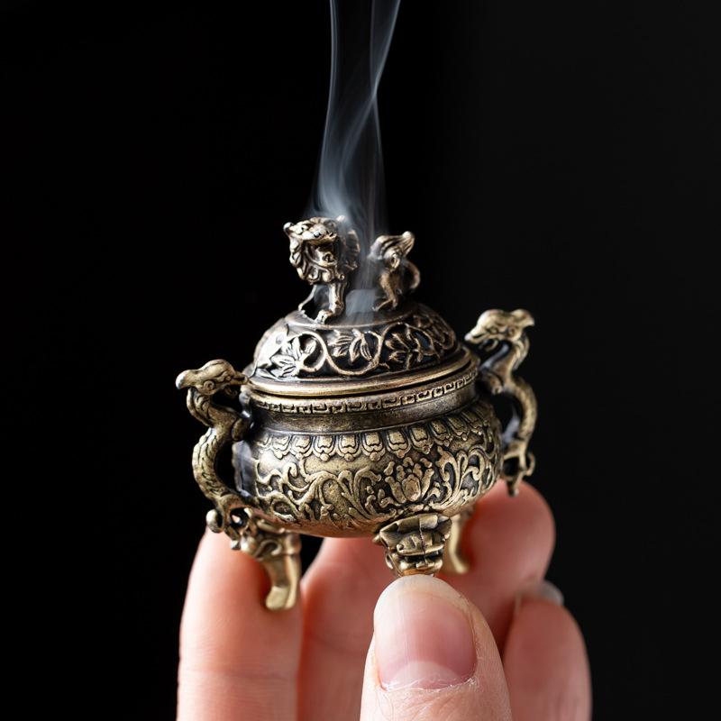 ・素材: 銅合金・製造方法: 半手動半機械・デザイン: 双耳三本足、獅子モチーフ・カラー: 青銅色・付属お香の種類: 鵝梨帳中香、芽荘沈香、海南沈香、老山白檀香、江南金木犀香、龍涎香、降真香、雪中春信、二蘇旧局、鵝梨・金木犀、鵝梨・龍涎・金木犀・スタイル: 中華風・用途: 宗教用品