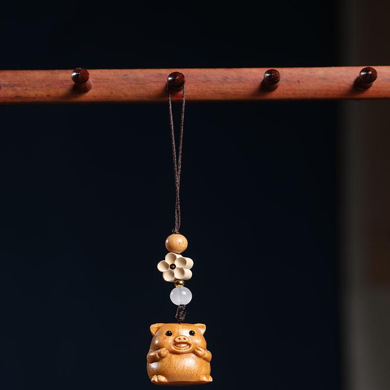 スマホストラップ キーホルダー バッグチャーム 開運 縁起物 ラッキーアイテム サンダルウッド 木製 手編み 猪モチーフ アクセサリー おしゃれ プレゼント