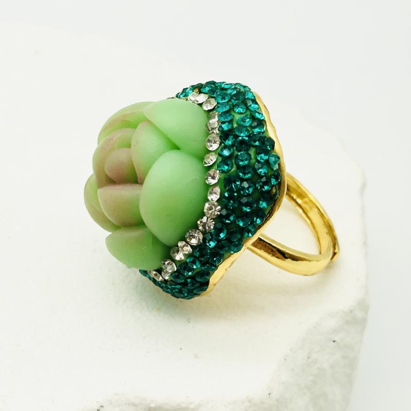 指輪 レディース フリーサイズ ソフト陶器 多肉植物 フラワーモチーフ 緑色 チェコガラスストーン 埋め込み 個性的デザイン 高級感 ファッションリング