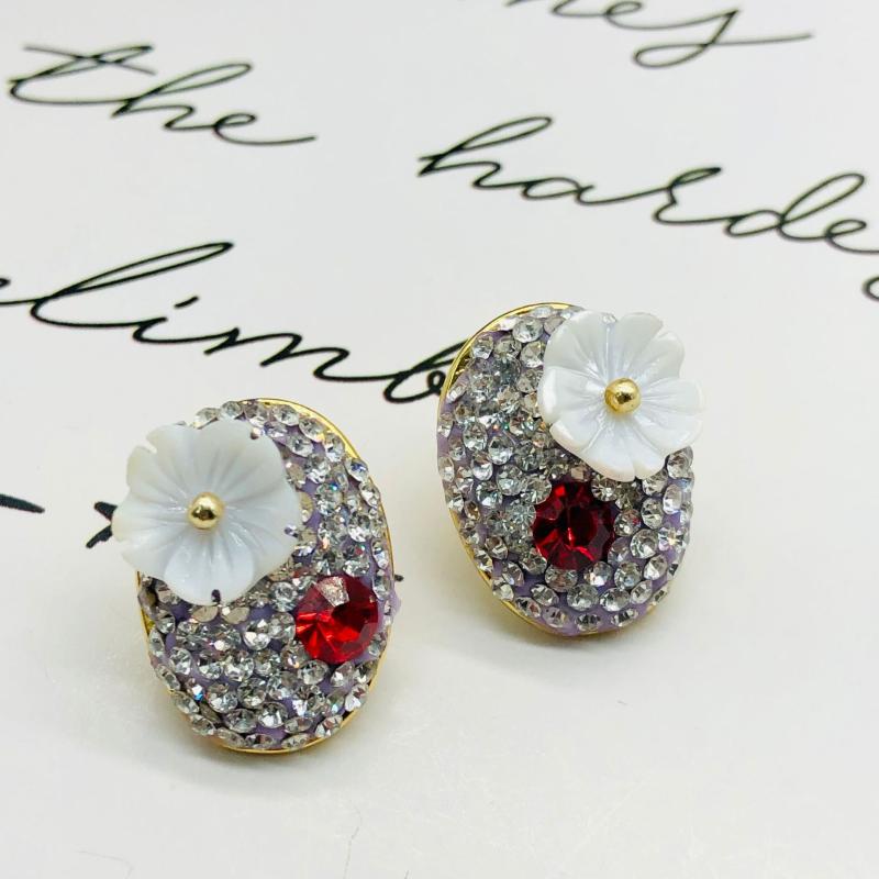 ピアス レディース 白 シェル 小花 フラワーモチーフ ハンドメイド チェコクリスタル 繊細 華奢 シンプル ミニマル エレガント 上品 清楚 春夏 デイリーユース オフィス カジュアル