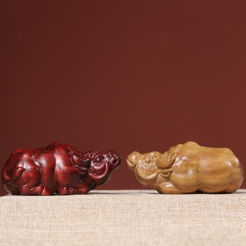 置物 招財 開運 縁起物 紫檀木 緑檀木 無垢材 木彫り 干支 牛 水牛 寝そべり 中国風 インテリア 室内装飾 玄関 リビング 書斎 デスク 卓上 工芸品 オブジェ