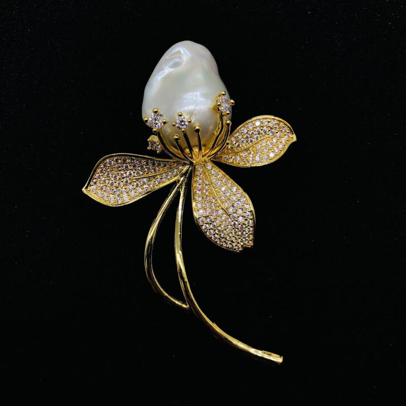 ブローチ レディース 天然 バロックパール 大きめ 花モチーフ クローバー 上品 エレガント ライトラグジュアリー 多機能 両用 金色 フォーマル 結婚式 セレモニー 通勤 オフィス