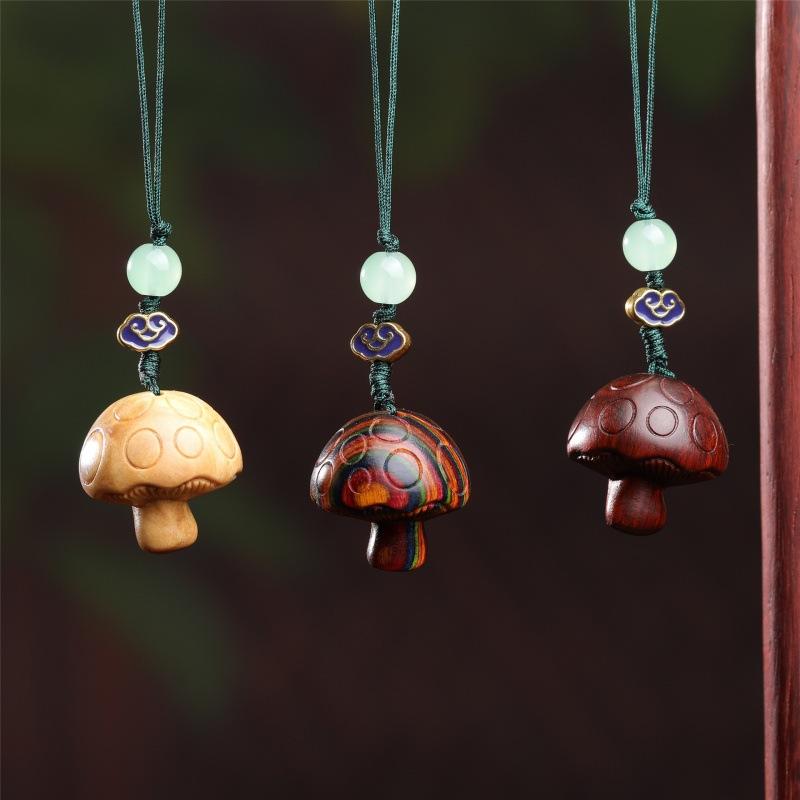 木彫り キーホルダー かわいい きのこ スマホチャーム 天然木製 ペンダント ストラップ アクセサリー バッグチャーム おしゃれ ユニーク ギフト プレゼント 贈り物