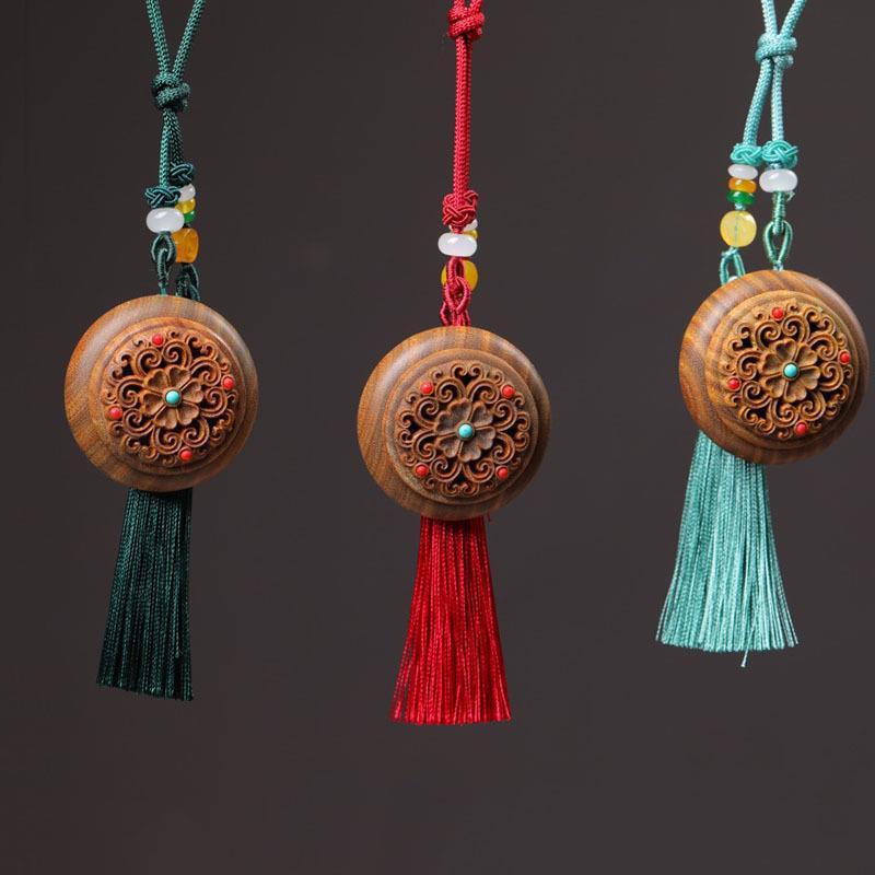 香盒 緑檀木 彫花 透かし彫り 木製 スマホチャーム 携帯ストラップ 車 キーホルダー キーリング バッグチャーム リュック マスコット 民族風 タッセル付き