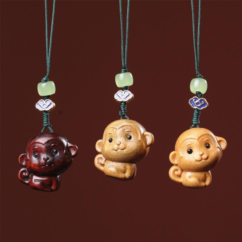 キーホルダー かわいい 干支 猿 モンキー スマホストラップ 携帯ストラップ 天然木 香木 紫檀 緑檀 白檀 手彫り バッグチャーム キーリング 開運 縁起物