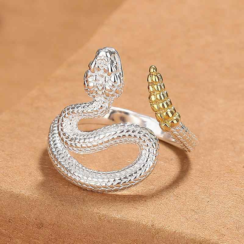 指輪 メンズ レディース レトロ ヴィンテージ加工 響尾蛇 蛇モチーフ ユニーク 個性的 デザインリング 開口調節可能 フリーサイズ カジュアル スタイル アンティークシルバー 銅製 手元(4)