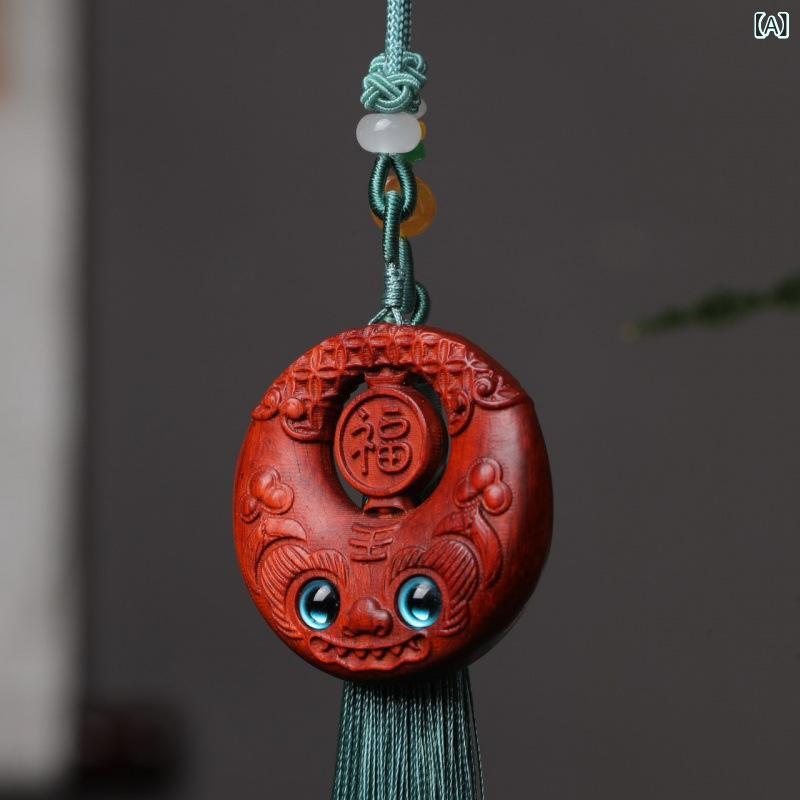 キーホルダー カーアクセサリー 透かし彫り かわいい 開運 福虎 円形チャーム タッセル 緑檀 インドネシア紫檀 バービーサンダルウッド 木製 お守り 厄除け プレゼント ギフト