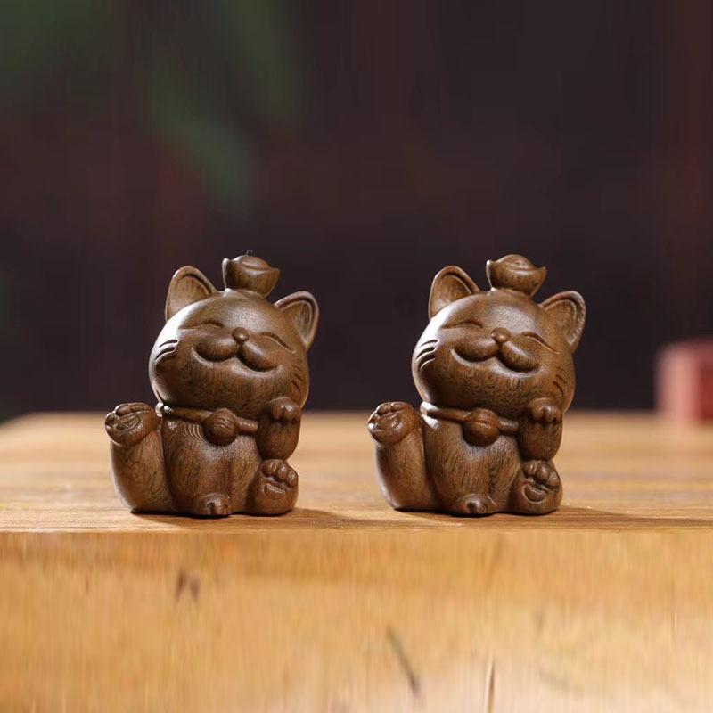 置物 フィギュア 緑檀製 木彫り 元宝モチーフ 猫 ねこ かわいい キャラクター 卓上 デスク インテリア 雑貨 バッグチャーム 携帯ストラップ キーホルダー 手遊び コレクション 縁起物 ラッキーアイテム プレゼント ギフト 贈り物 アジアン風