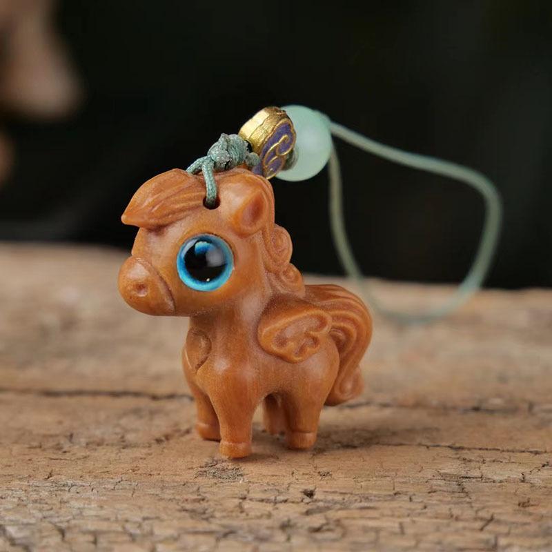 キーホルダー 緑檀木製 天使馬 白檀 木彫り スマホストラップ バッグチャーム キーリング ハートモチーフ DIY アクセサリー パーツ 開運 お守り かわいい