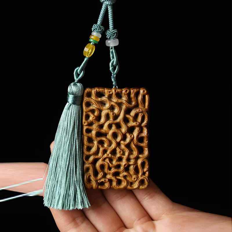 カーチャーム 緑檀木 天然木 開運 交通安全 無事お守り 厄除け 風水 中華風 つる草模様 タッセル ユニークデザイン 車内インテリア おしゃれ 吊り下げ ストラップ 贈り物 ギフト