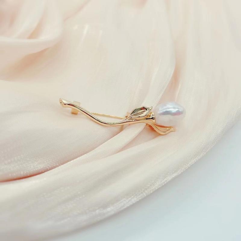 ブローチ レディース 天然 淡水 バロックパール クール エレガント 個性的なデザイン 上品な輝き ライトラグジュアリー ギフト プレゼント 結婚式 入学式 卒業式 フォーマル オフィス カジュアル ホワイト 9-12mm