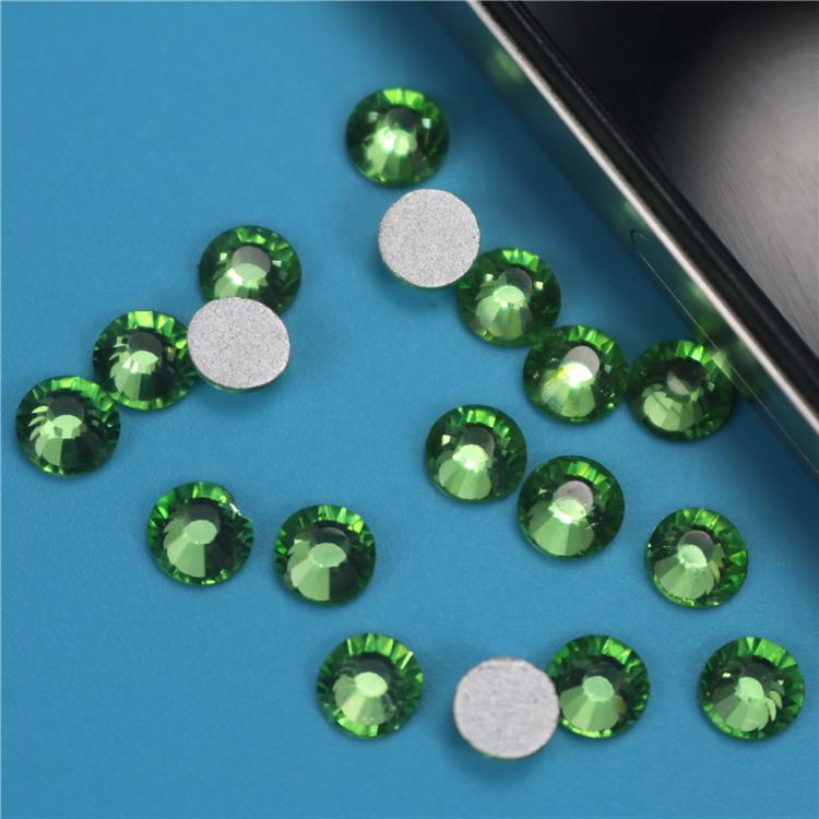 ラインストーン 丸型 平底 ガラス製 ライトグリーン 薄緑色 シルバー台座 カット加工 DIY ネイルアート 手芸 デコレーション ハンドメイド 服飾 アクセサリー パーツ SSサイズ